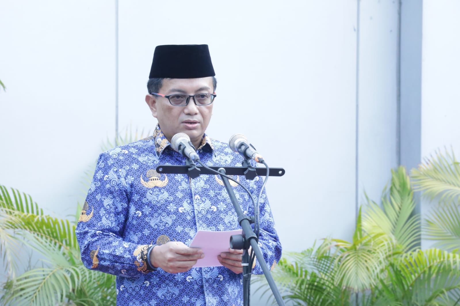 Sekretaris Utama BNPB Dr. Rustian, S. Si., Apt., M. Kes memberikan arahan saat Upacara Peringatan Hari Sumpah Pemuda 2023 yang dihelat di Graha BNPB, Jakarta pada Sabtu (28/10).